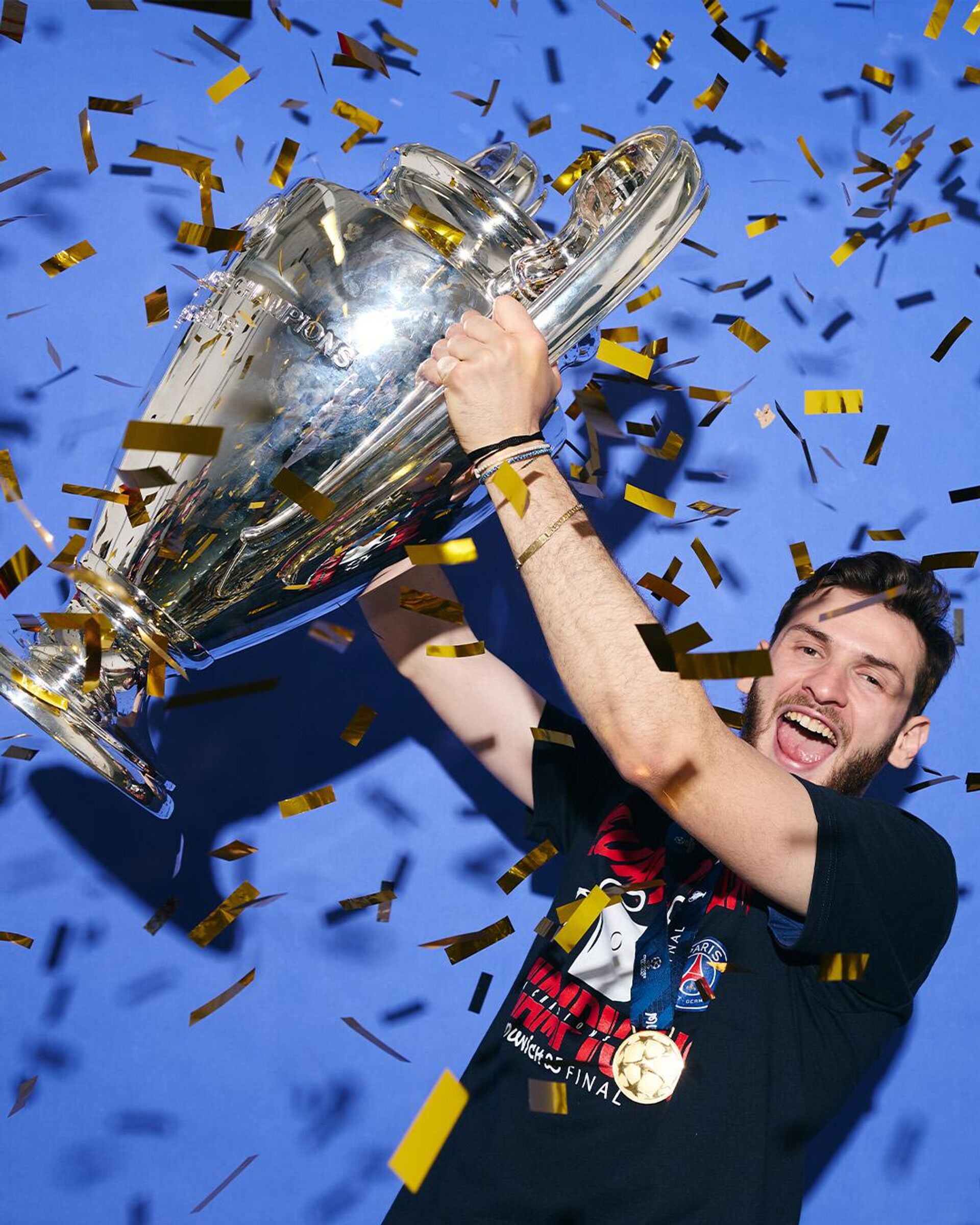 Хвича Кварацхелия с кубком Лиги чемпионов Хвича Кварацхелия с кубком Лиги чемпионов - Sputnik საქართველო, 1920, 30.12.2025