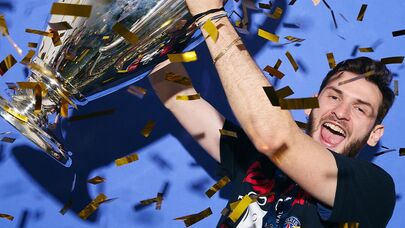 Хвича Кварацхелия с кубком Лиги чемпионов