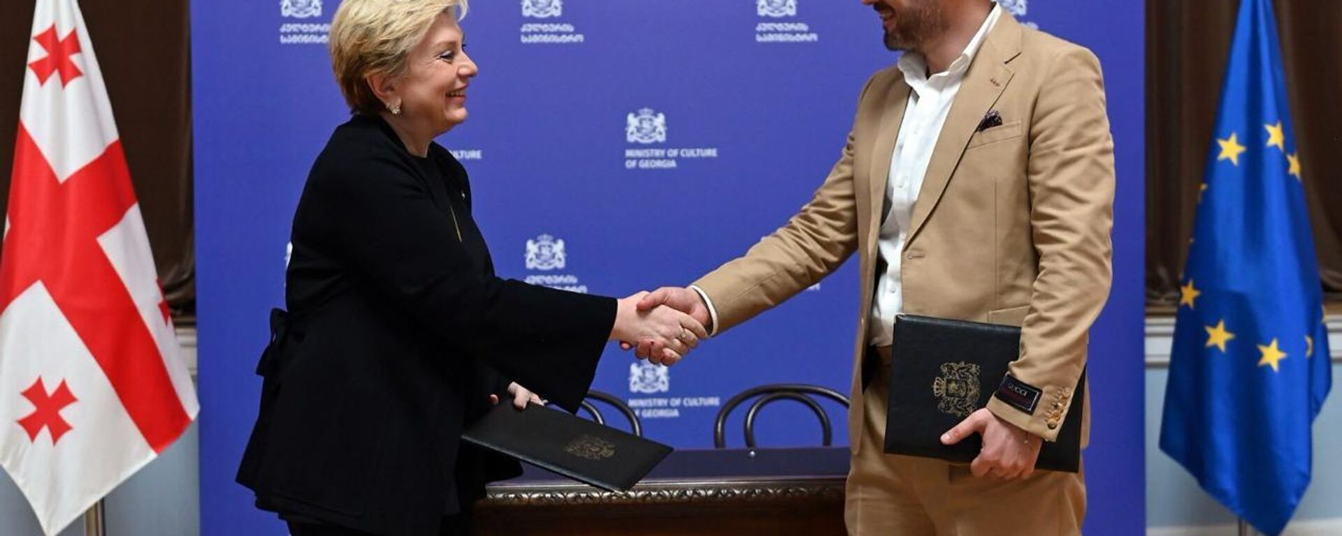 კულტურის მინისტრი თინათინ რუხაძე და საოპერო მომღერალი გიორგი ანდღულაძე - Sputnik საქართველო, 1920, 10.06.2025