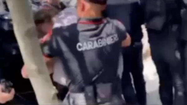 В Молдове полицейские кинули священника на землю во время акции протеста — видео