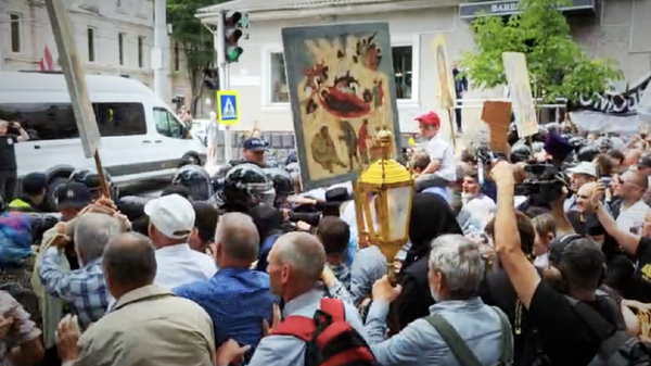 В Кишиневе произошли столкновения полицейских с противниками ЛГБТ* — видео