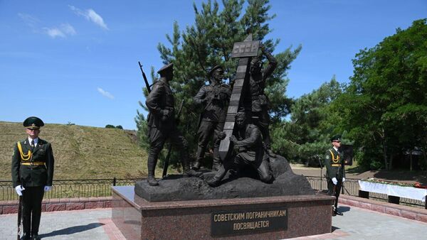 Памятник советским пограничникам в Брестской крепости - Sputnik Грузия