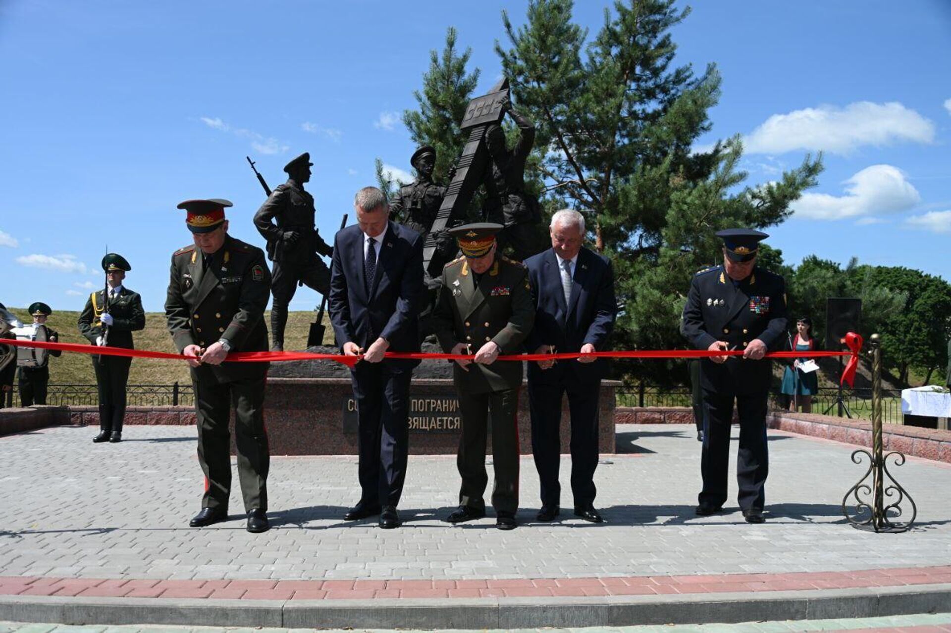 Памятник советским пограничникам открыли в Брестской крепости
