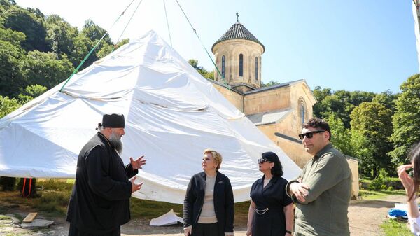 Над главным храмом в Гелати установили временную кровлю - Sputnik Грузия