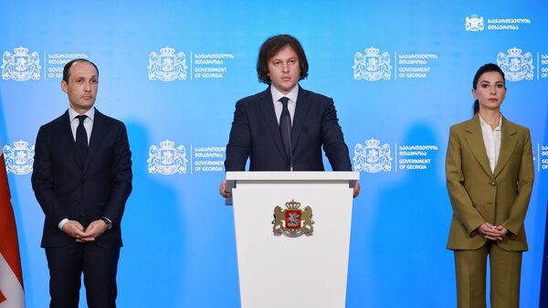 Бывший глава Минэкономики Грузии Леван Давиташвили, премьер Ираклий Кобахидзе и новый министр экономики Мариам Квривишвили - Sputnik Грузия