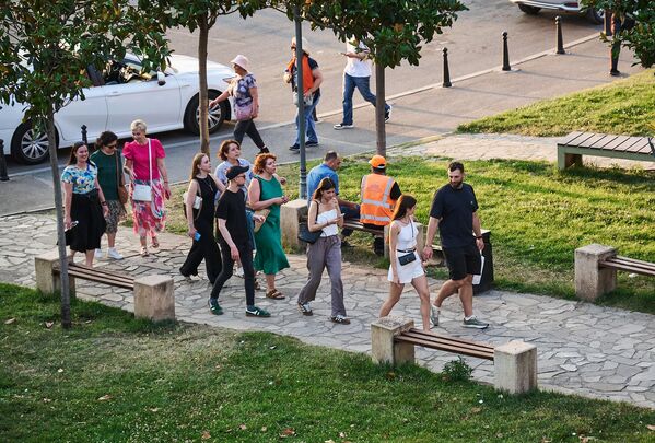 Группа туристов проходит по площади Европы в историческом центре грузинской столицы в сопровождении гида. Группа туристов проходит по площади Европы в историческом центре грузинской столицы в сопровождении гида. - Sputnik Грузия