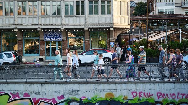 Группа туристов на экскурсии по грузинской столице идет в сторону серных бань - Sputnik Грузия