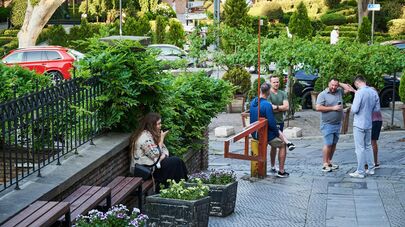 Туристы из стран Европы в районе Абанотубани в историческом центре Тбилиси 