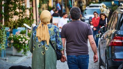 Семья туристов с Ближнего Востока в столице Грузии