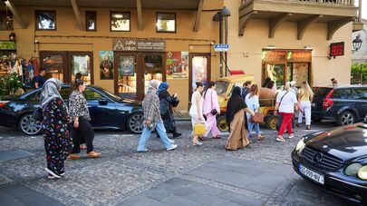 Группа туристов проходит по историческому центру грузинской столицы - району серных бань Абанотубани