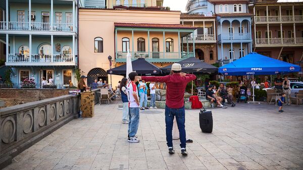 В районе Абанотубани туристов развлекают грузинской музыкой и танцами  - Sputnik Грузия