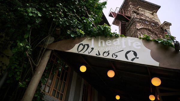 Театр марионеток Резо Габриадзе в центре грузинской столицы и кукольная башня с часами  - Sputnik Грузия