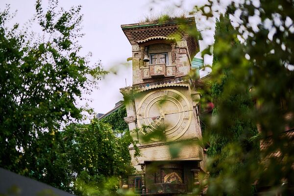 Лицом театра стала башня с кукольными часами. Резо Габриадзе построил ее в 2010 году. Лицом театра стала башня с кукольными часами. Резо Габриадзе построил ее в 2010 году. - Sputnik Грузия