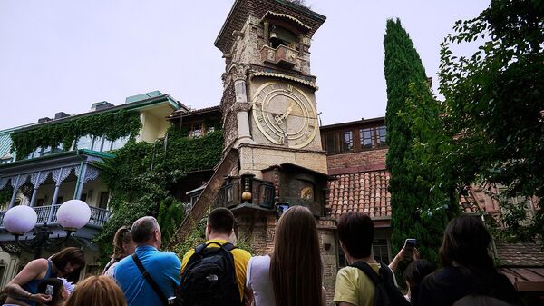 Театр марионеток Резо Габриадзе в центре грузинской столицы и кукольная башня с часами - Sputnik Грузия