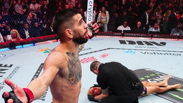 Боец Илья Топурия одержал победу над Чарльзом Оливейрой  - Sputnik Грузия