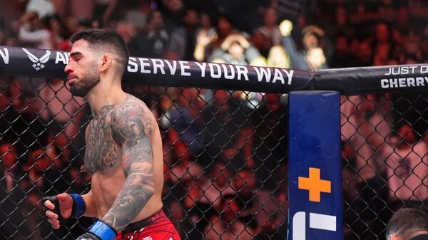 Боец Илья Топурия одержал победу над Чарльзом Оливейрой  - Sputnik Грузия