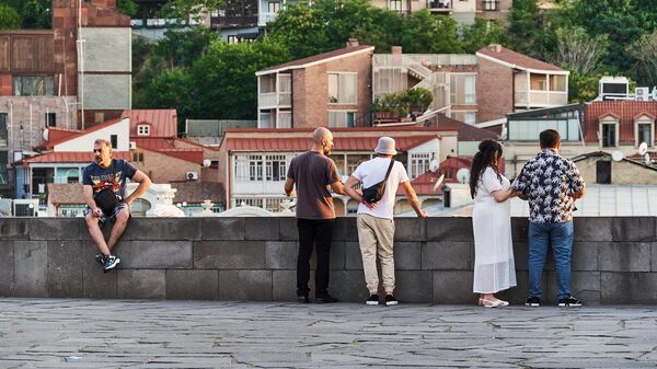 Туристы на смотровой площадке у памятника царю Вахтангу Горгасали смотрят на город - Sputnik Грузия