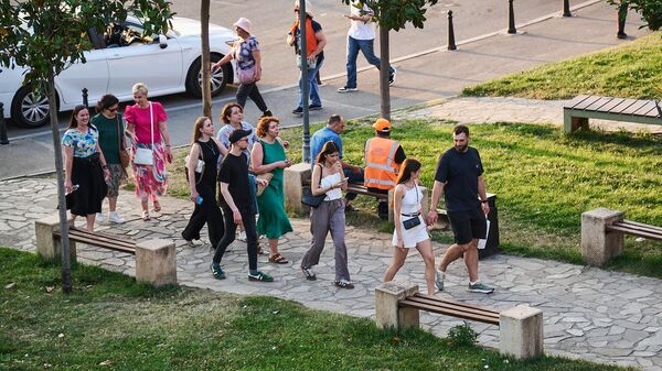 Группа туристов на экскурсии в историческом центре грузинской столицы на площади Европы - Sputnik Грузия