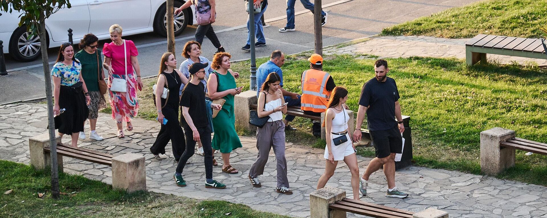 Группа туристов на экскурсии в историческом центре грузинской столицы на площади Европы - Sputnik Грузия, 1920, 24.04.2026