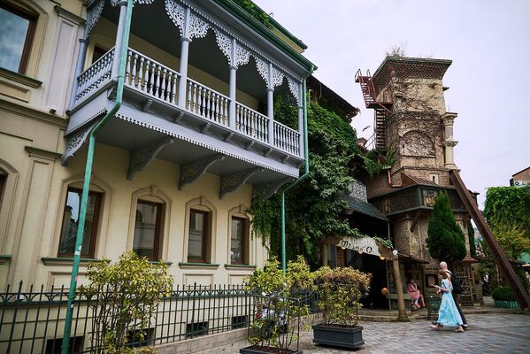 თეატრის ფასადზე ოქროს ასოებით ლათინურად წერია რეზო გაბრიაძის დევიზი  „დაე, ცრემლები მხოლოდ ხახვის ჭრისაგან გვდიოდეს“. - Sputnik საქართველო