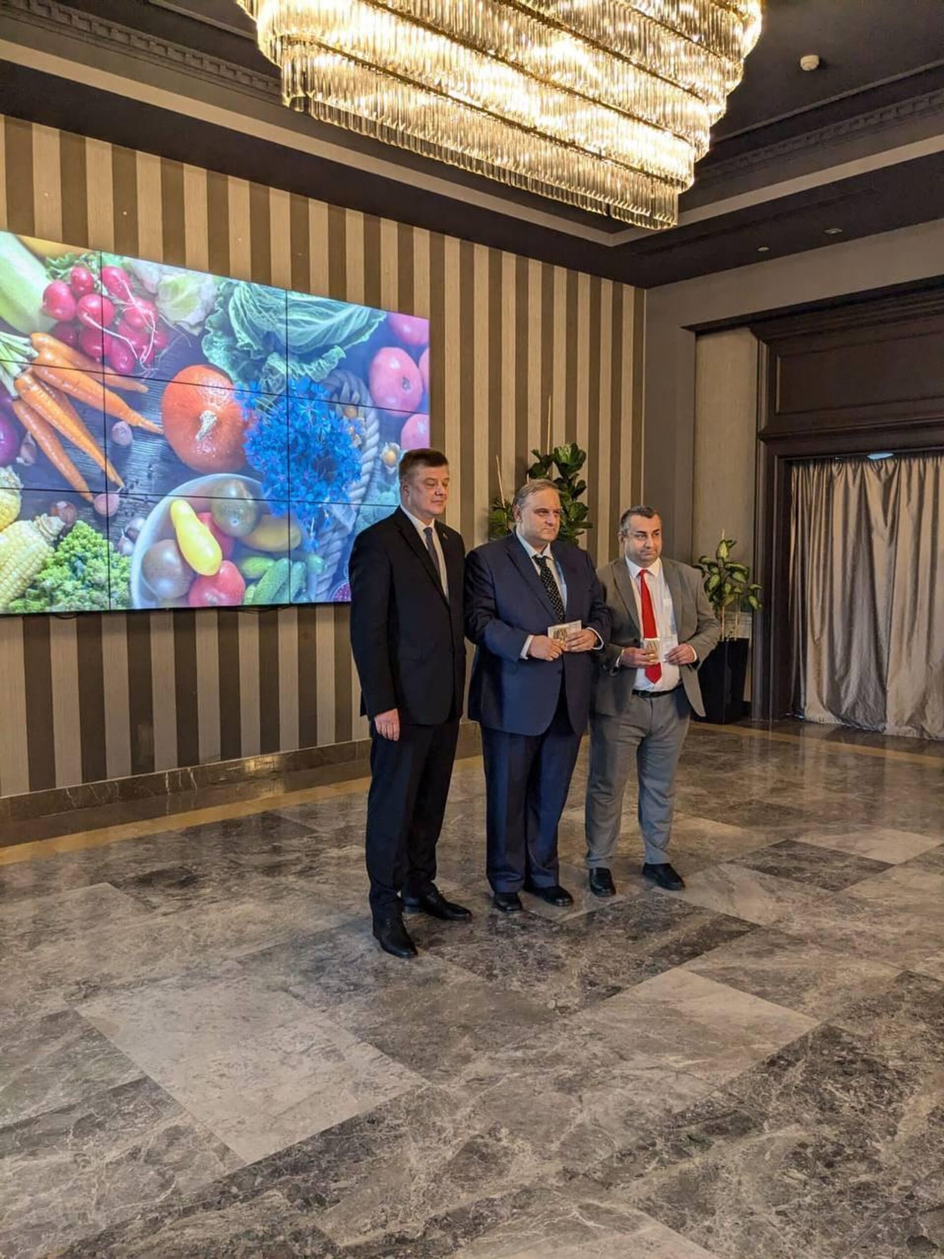 Награждение директора телекомпании Сезони Николоза Мжаванадзе и руководителя Института Евразии Гулбаата Рцхиладзе на Дне Независимости Беларуси в Тбилиси, 2025 - Sputnik Грузия, 1920, 15.07.2025