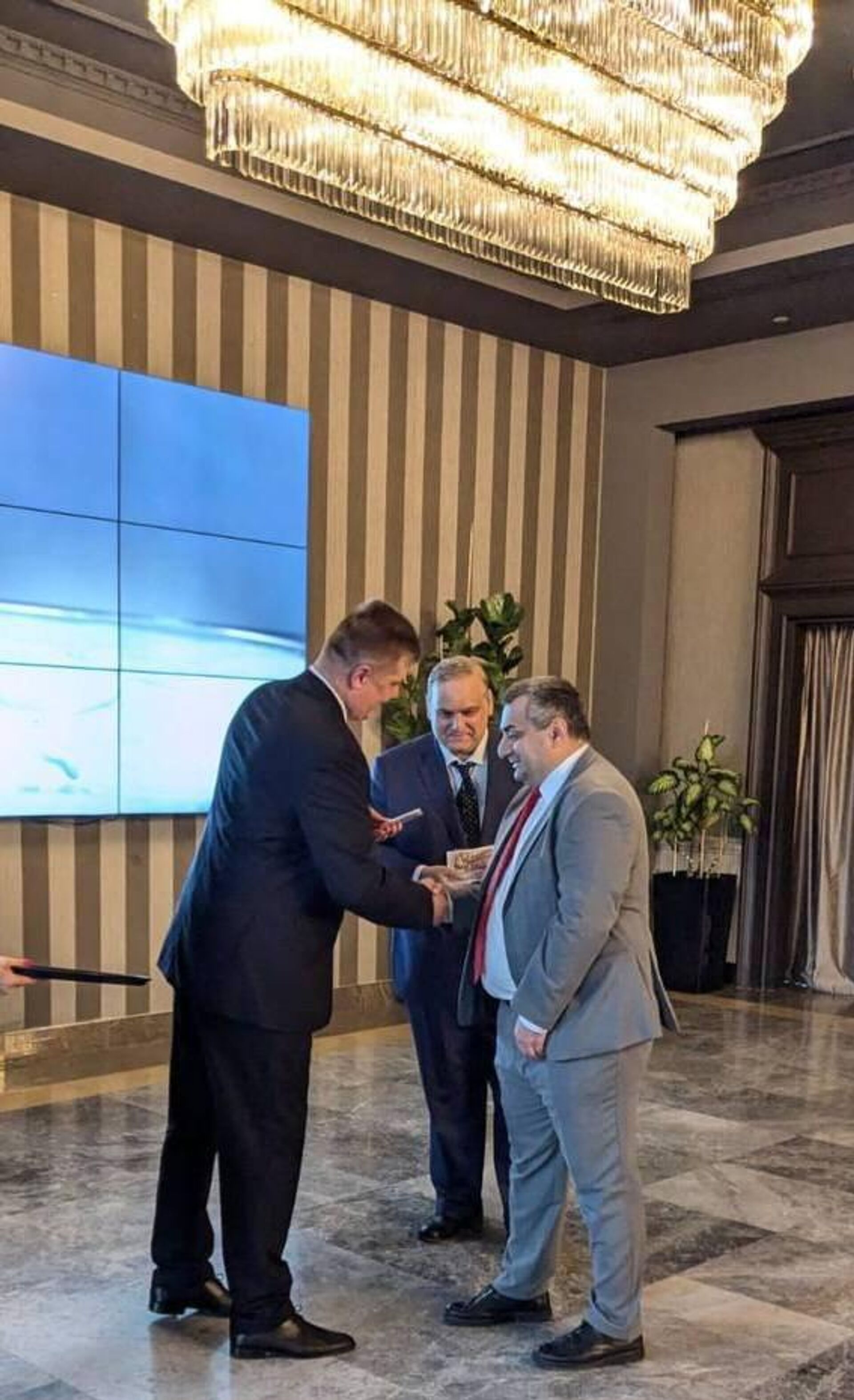 Награждение директора телекомпании Сезони Николоза Мжаванадзе и руководителя Института Евразии Гулбаата Рцхиладзе на Дне Независимости Беларуси в Тбилиси, 2025 - Sputnik Грузия, 1920, 15.07.2025