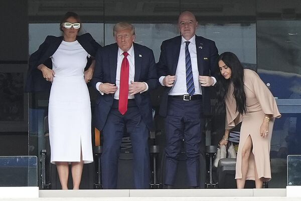 Дональд Трамп и первая леди Мелания Трамп стоят после финального матча клубного чемпионата мира по футболу на стадионе MetLife Дональд Трамп и первая леди Мелания Трамп стоят после финального матча клубного чемпионата мира по футболу на стадионе MetLife - Sputnik Грузия