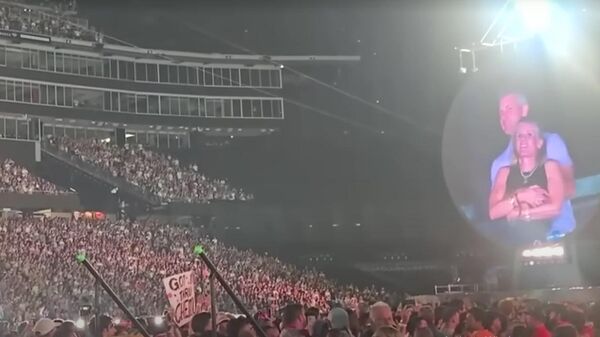 IT-კომპანიის ტოპ-მენეჯერი Coldplay-ს კონცერტზე „კოცნის კამერაში“ მოხვედრის გამო სკანდალში გაეხვა - Sputnik საქართველო