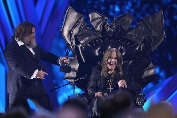 Как член группы Black Sabbath Осборн внесен в Зал славы рок-н-ролла США, а в Зал славы британской музыки он входит и как участник группы, и как сольный исполнитель. Как член группы Black Sabbath Осборн внесен в Зал славы рок-н-ролла США, а в Зал славы британской музыки он входит и как участник группы, и как сольный исполнитель. - Sololaki Грузия