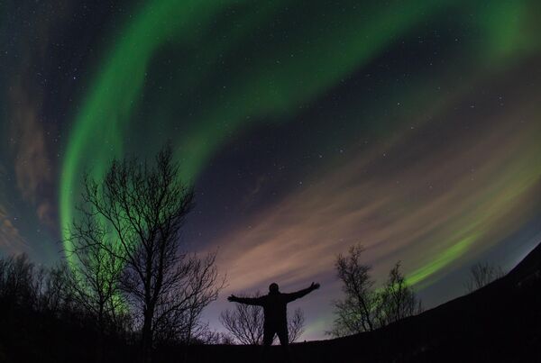 Полярное (северное) сияние неизменно притягивает фотографов, есть даже конкурсы на лучший снимок именно этого небесного явления. Полярное (северное) сияние неизменно притягивает фотографов, есть даже конкурсы на лучший снимок именно этого небесного явления. - Sputnik Грузия