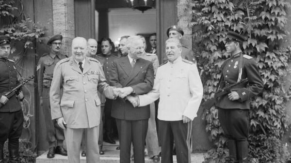 Уинстон Черчилль, Гарри Трумэн и Сталин на Потсдамской конференции, 1945 г. - Sputnik Грузия