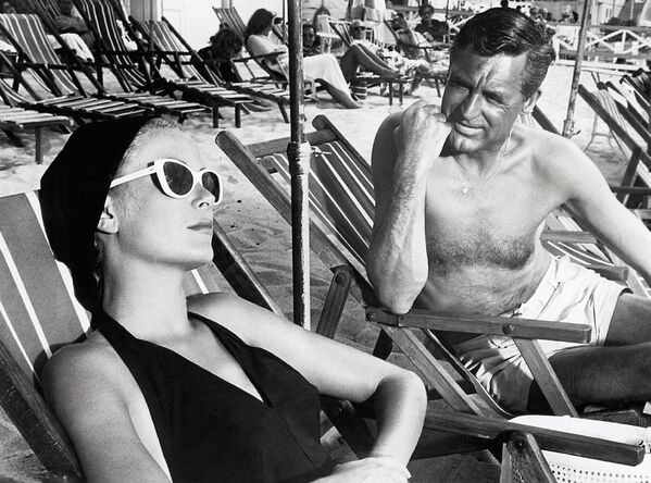 Кэри Грант и Грейс Келли на пляже в сцене из фильма 1955 года "Поймать вора". Кэри Грант и Грейс Келли на пляже в сцене из фильма 1955 года "Поймать вора". - Sololaki Грузия