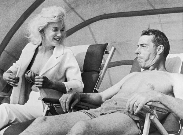 Неподражаемая Мэрилин Монро и американский бейсболист Джо Ди Маджио. Мэрилин устроила себе небольшой отпуск, а Джо здесь в качестве тренера "Нью-Йорк Янкиз". Неподражаемая Мэрилин Монро и американский бейсболист Джо Ди Маджио. Мэрилин устроила себе небольшой отпуск, а Джо здесь в качестве тренера "Нью-Йорк Янкиз". - Sololaki Грузия