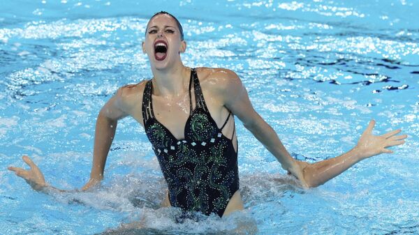 Деннис Гонсалес Бонеу и Ирис Тио Касас из Испании соревнуются в финале соревнований по смешанному плаванию в Сингапуре - Sputnik Грузия