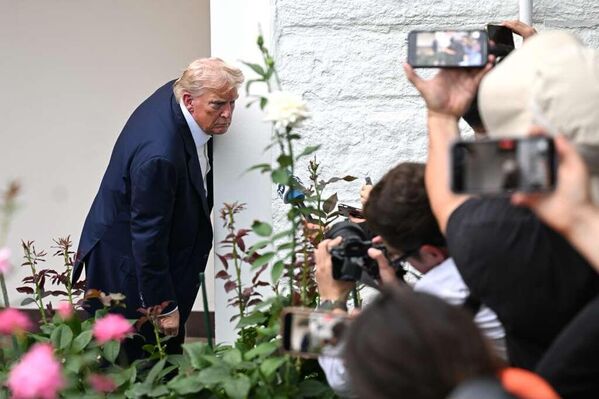 Президент США Дональд Трамп общается с представителями СМИ в Белом доме в Вашингтоне. - Sololaki Грузия