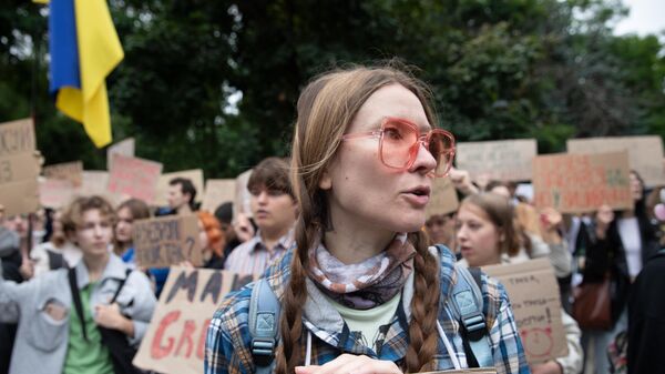 Протестующая держит плакат во время антикоррупционной демонстрации - Sputnik Грузия