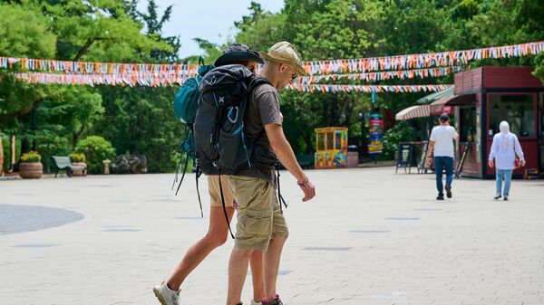 Туристы летом в парке Мтацминда - Sputnik Грузия