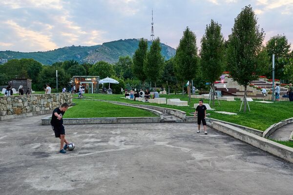 Даже вечером, когда солнце уже заходит, воздух долго остается горячим - Sputnik Грузия