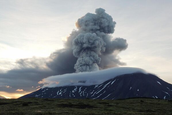 4 августа зафиксирован новый выброс пепла – до 4 км, 5-го числа – еще один, на высоту 6 км. Этому вулкану также присвоен &quot;оранжевый&quot; авиационный код. - Sputnik Грузия