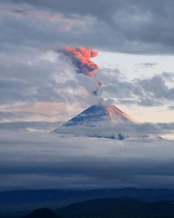 Ключевская Сопка представляет собой правильный конус с вершинным кратером диаметром около 700 метров.  - Sputnik Грузия