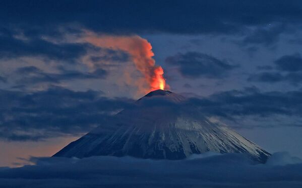 Этот вулкан начал извергаться еще в апреле, однако после землетрясения его активность ощутимо возросла. - Sputnik Грузия