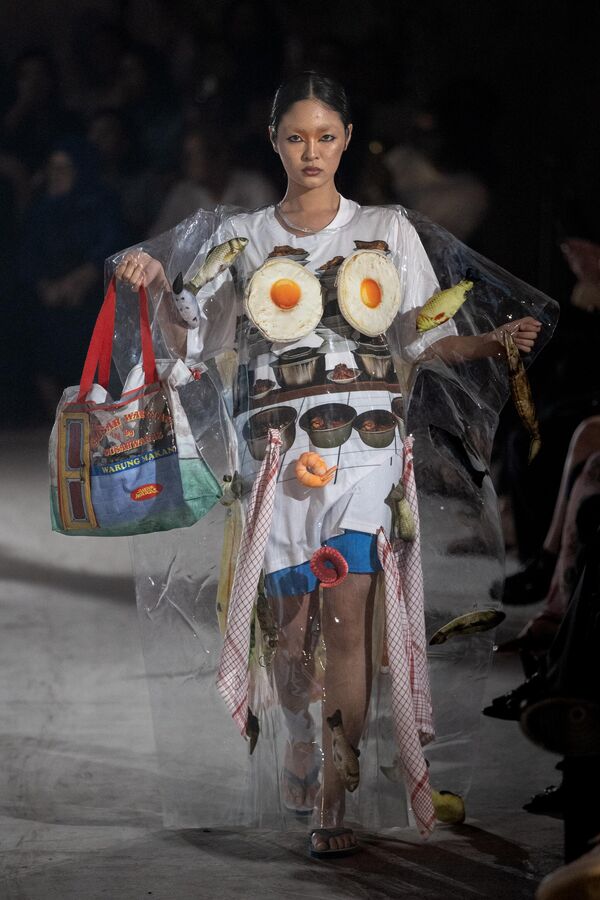 Участница фестиваля моды в Джакарте. - Sputnik Грузия