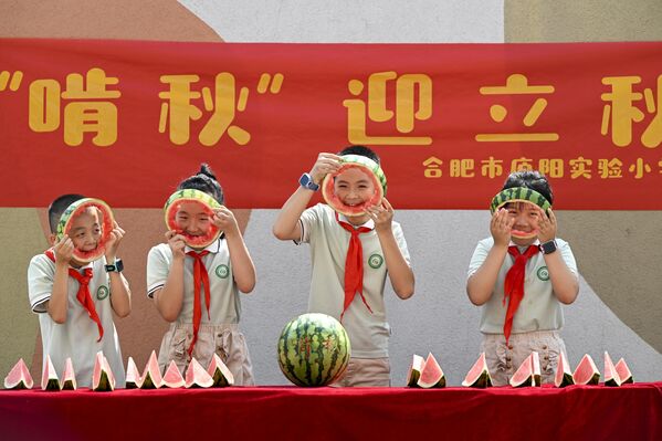 Ученики начальной школы участвуют в конкурсе по поеданию арбузов в Китае. - Sputnik Грузия