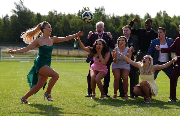 Артисты мюзикла &quot;Жёны футболистов&quot; на Эдинбургском фестивале Fringe в Шотландии. - Sputnik Грузия