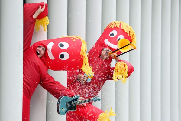 Рич и Мэтт, участники группы The Listies, выступают в рамках своего шоу в Эдинбурге. - Sputnik Грузия