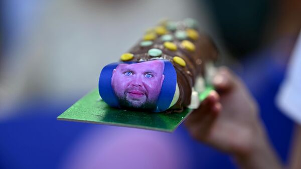 Сатирическое изображение вице-президента США Дж. Д. Вэнса на лицевой стороне торта во время вечеринки, Великобритания - Sputnik Грузия