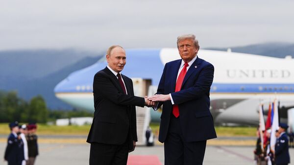 Владимир Путин и Дональд Трамп на Аляске - Sputnik Грузия
