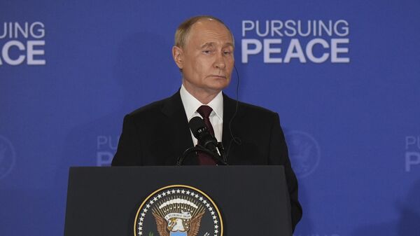 Владимир Путин и Дональд Трамп на Аляске - Sputnik Грузия