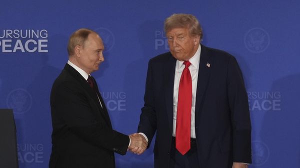 Владимир Путин и Дональд Трамп на Аляске - Sputnik Грузия