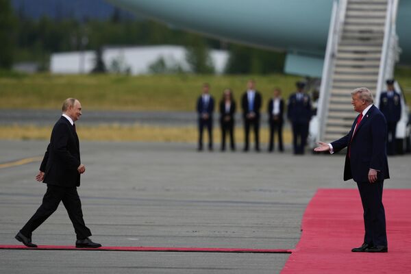 Президент Дональд Трамп приветствует президента России Владимира Путина. - Sololaki Грузия